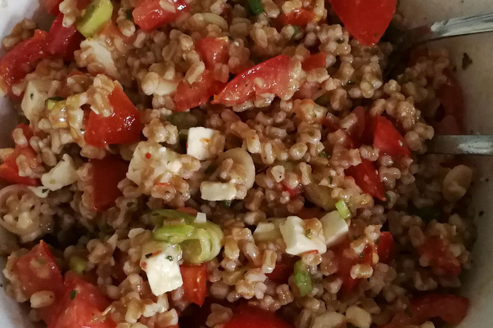 Cremiger Dinkel mit Tomaten, Feta und Frischkäse