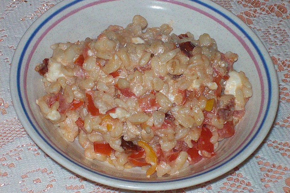 Cremiger Dinkel mit Tomaten, Feta und Frischkäse