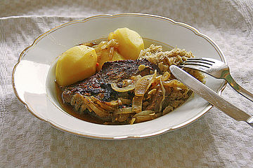 Thüringer Bierfleisch-Schmortopf mit Zwiebeln, Bier und Senf