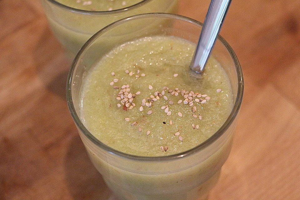 Grüner Smoothie mit Stangensellerie-Apfel-Banane