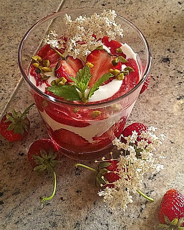 Erdbeer-Tiramisu mit Holunderbütensirup