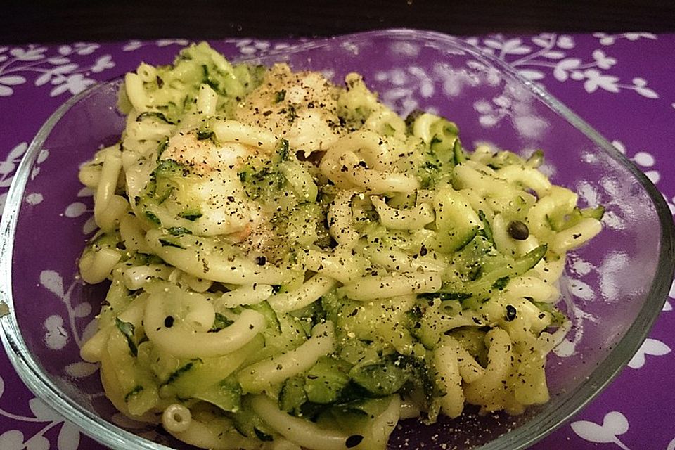 Kathrins Raspelzucchini-Pasta mit Schmelzkäse und Garnelen