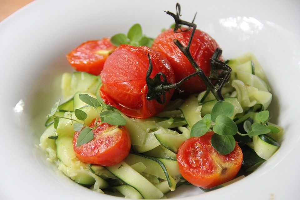 Zucchininudeln mit geschmorten Tomaten