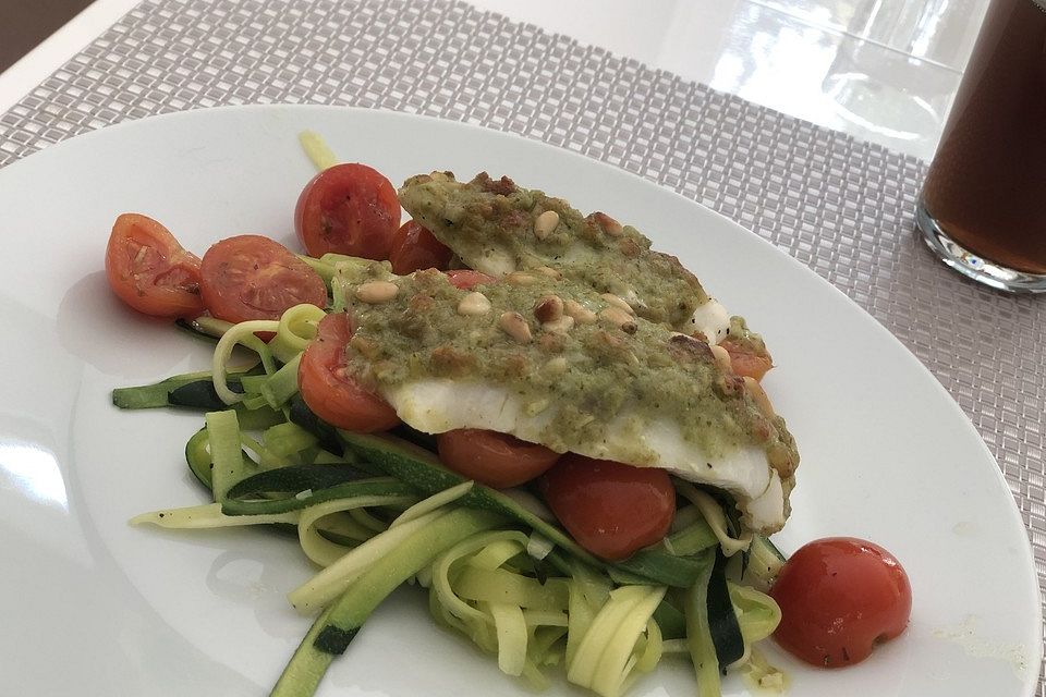 Zucchininudeln mit geschmorten Tomaten