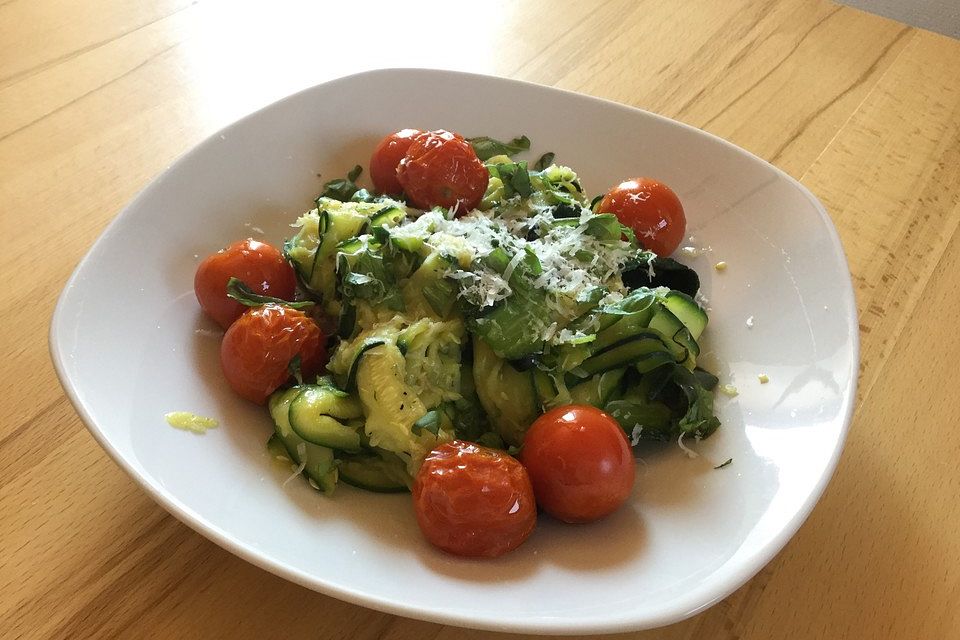 Zucchininudeln mit geschmorten Tomaten