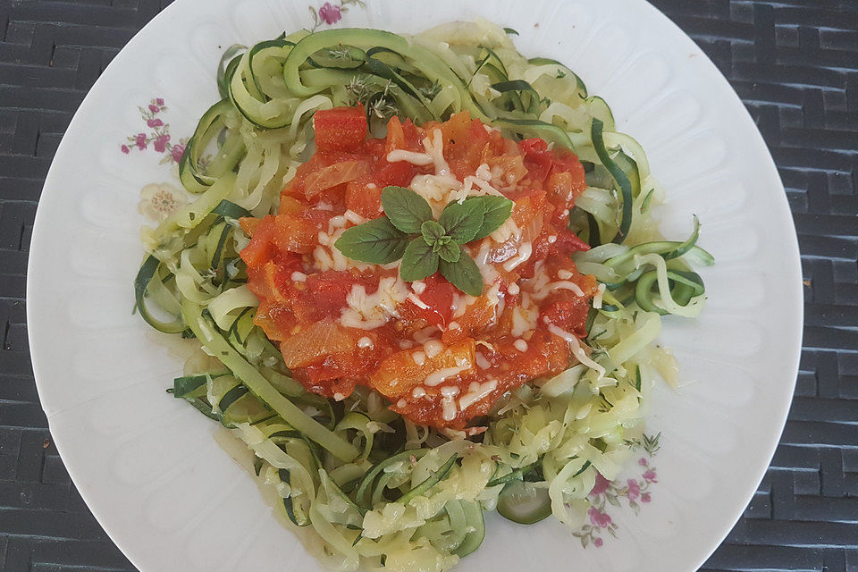 Zucchininudeln mit geschmorten Tomaten