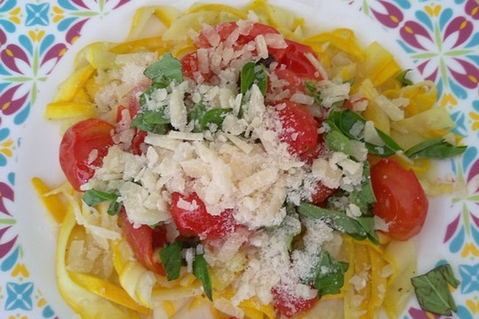 Zucchininudeln mit geschmorten Tomaten