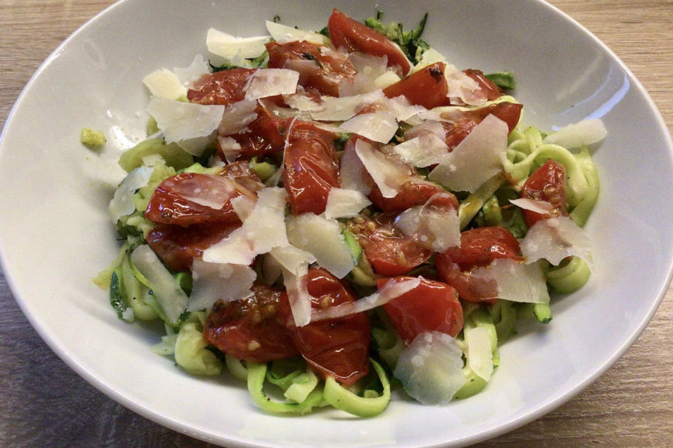 Zucchininudeln mit geschmorten Tomaten