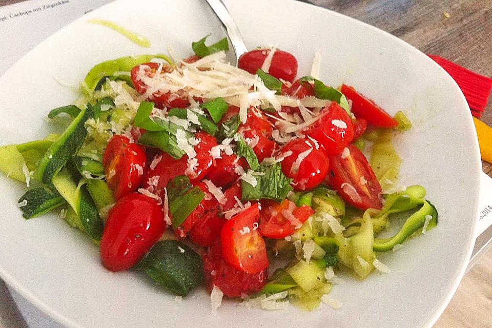 Zucchininudeln mit geschmorten Tomaten