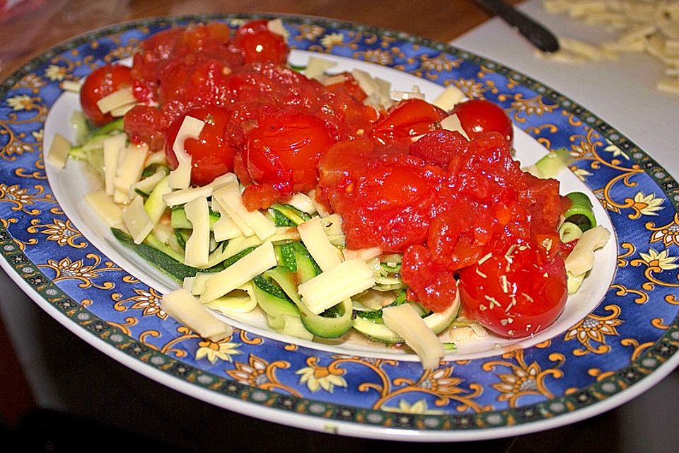 Zucchininudeln mit geschmorten Tomaten