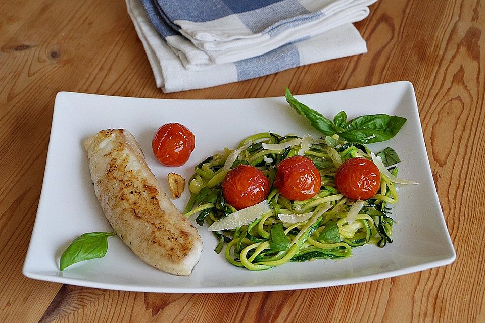 Zucchininudeln mit geschmorten Tomaten