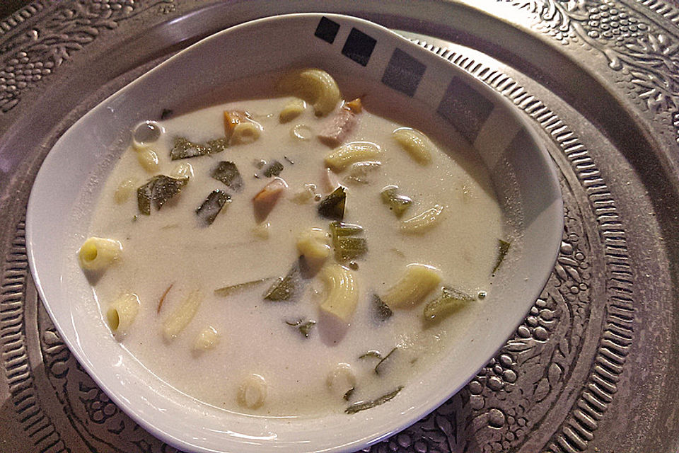 Hörnchennudel-Frischkäsesuppe mit Gemüse und Kasseler