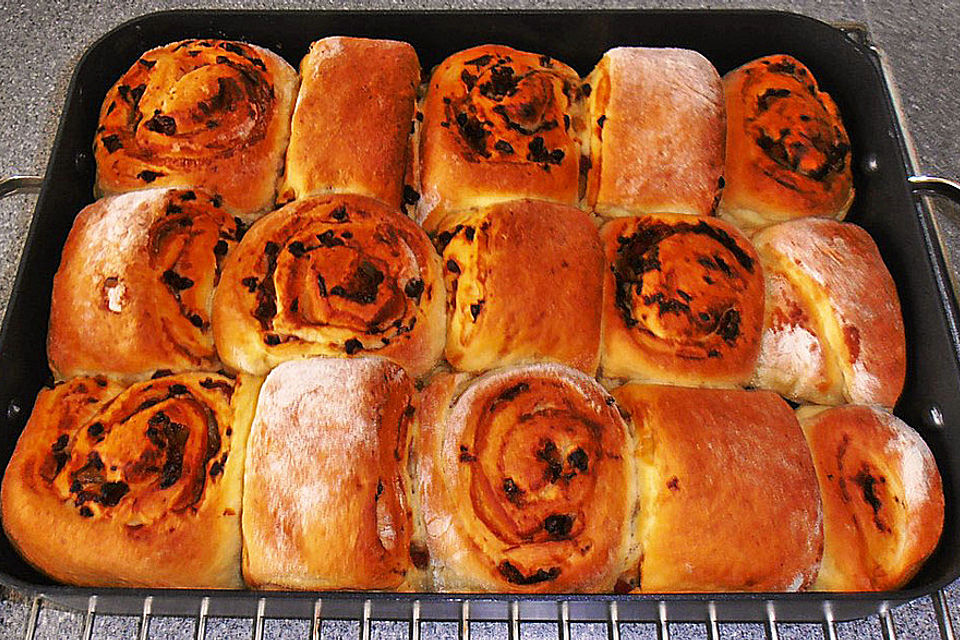 Böhmischer Zwiebel-Speckkuchen mit Hefe-Kartoffelteig und Zimtzucker