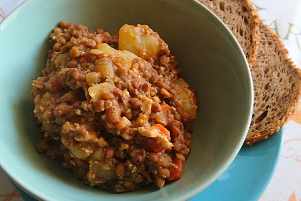 Vegetarischer Linseneintopf mit Räuchertofu