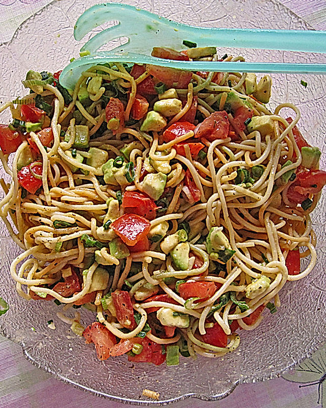 Spaghettisalat mit Tomate und Avocado