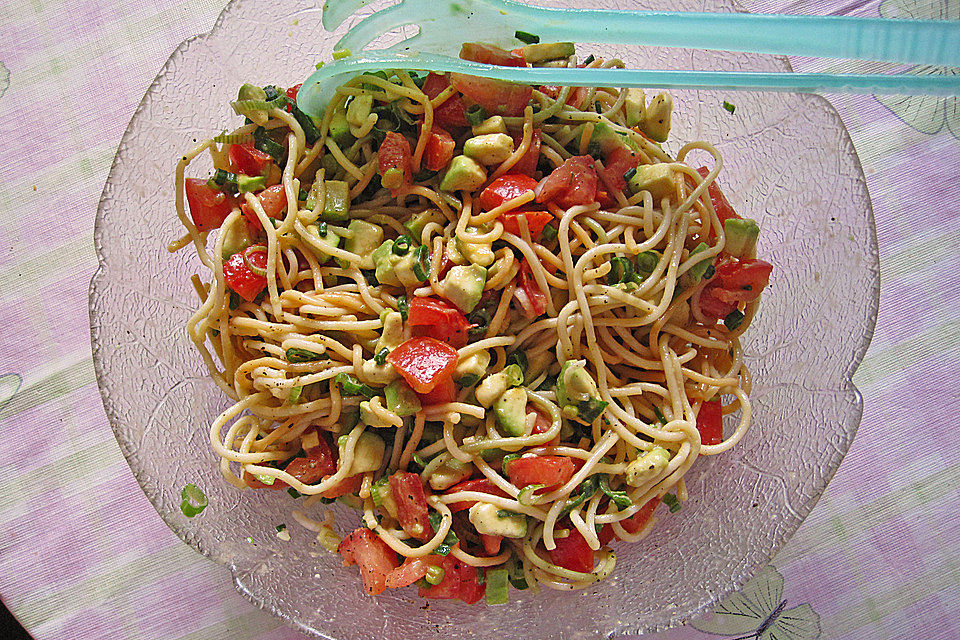 Spaghettisalat mit Tomate und Avocado