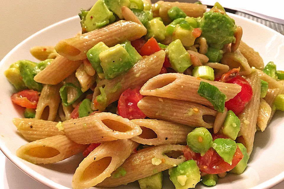 Spaghettisalat mit Tomate und Avocado