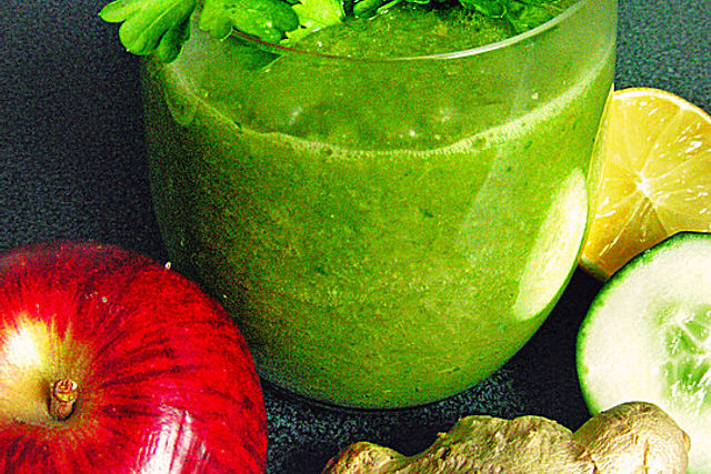 Grner Smoothie mit Ingwer und Petersilie von Saryna