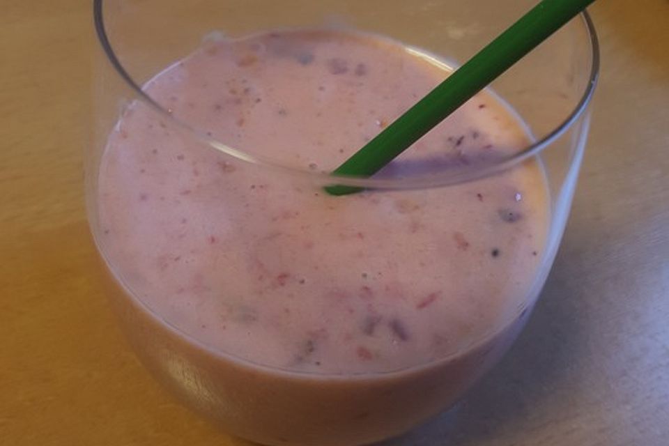 Smoothie mit Mango und Heidelbeeren