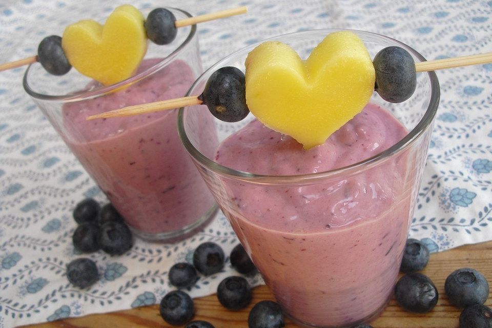 Smoothie mit Mango und Heidelbeeren