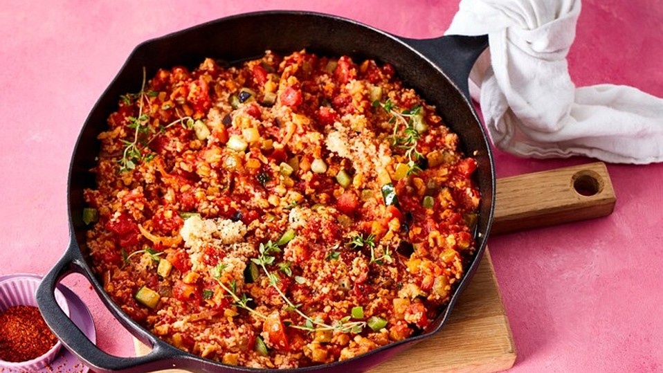 Vegane-Couscous-Pfanne-mit-mediterranem-Gem-se-und-Sojagranulat