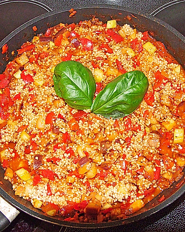 Vegane Couscous-Pfanne mit mediterranem Gemüse und Sojagranulat