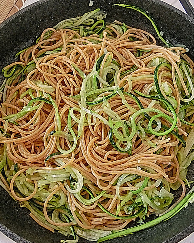 krümeltigers Vollkornspaghetti mit Zucchinispaghetti