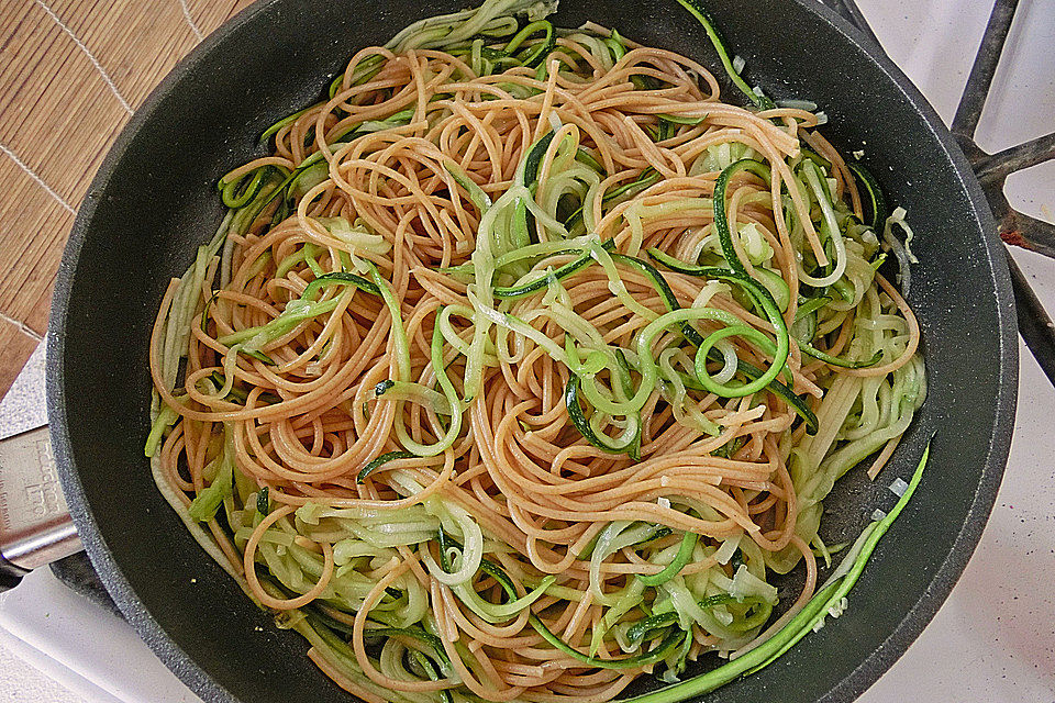 krümeltigers Vollkornspaghetti mit Zucchinispaghetti