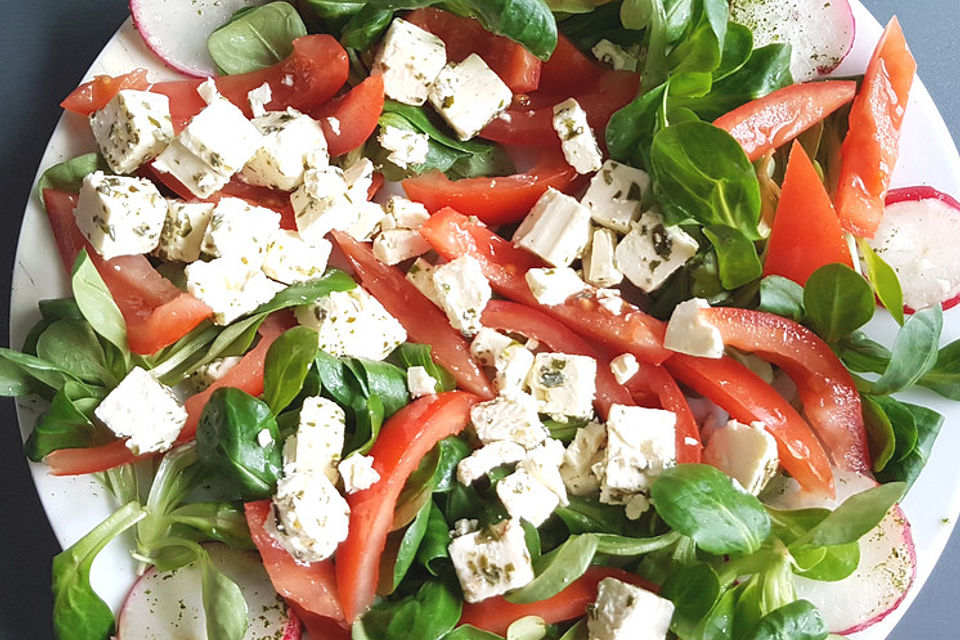 Tomaten-Rapunzel-Salat mit Honig-Senf-Sauce