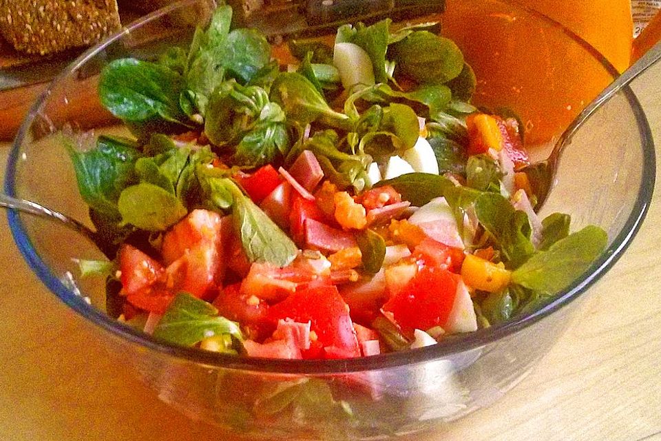 Tomaten-Rapunzel-Salat mit Honig-Senf-Sauce