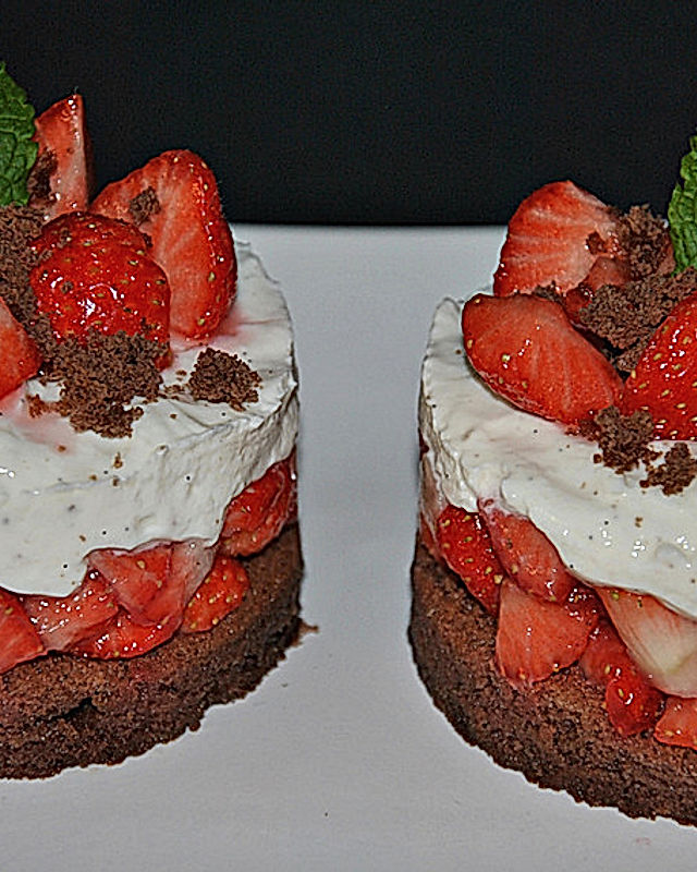 Erdbeer-Sahnequark-Trifle mit Schokoladenbiskuit