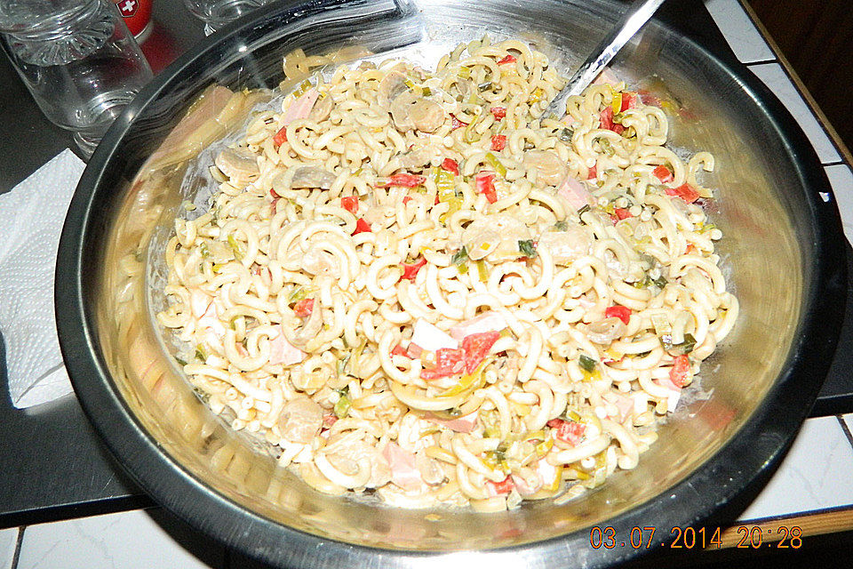 Nudelsalat mit Paprika, Porree und Champignons