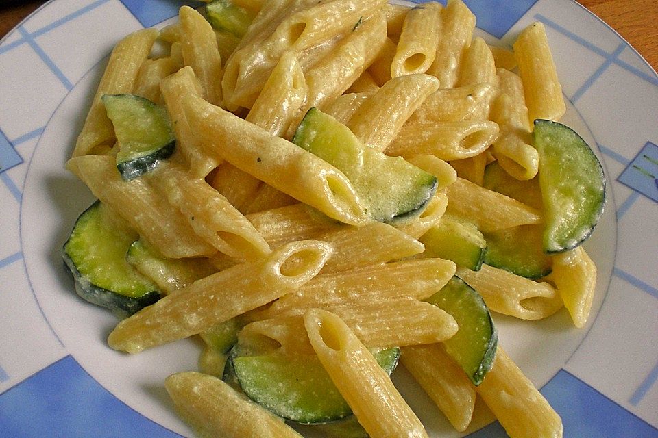 Nudeln mit Käse-Sahne-Zucchini-Soße