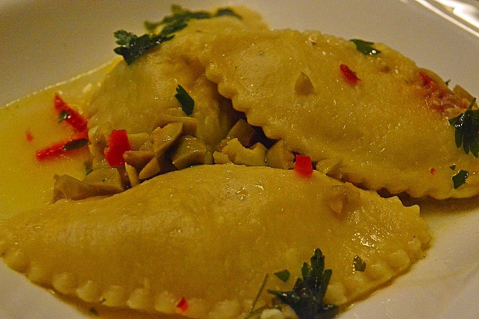 Selbstgemachte Ravioli mit getrockneten Tomaten und Mozzarella