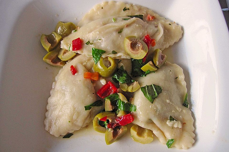 Selbstgemachte Ravioli mit getrockneten Tomaten und Mozzarella