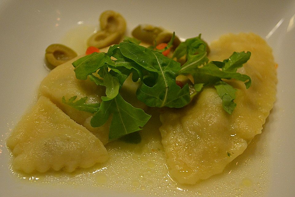 Selbstgemachte Ravioli mit getrockneten Tomaten und Mozzarella