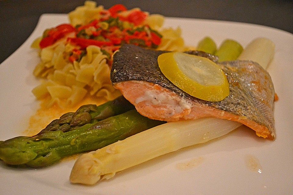 Zanderfilet auf Spargel mit Paprikanudeln