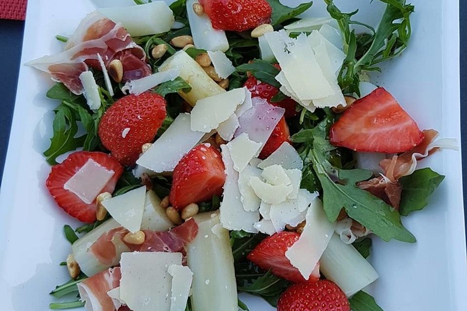Spargelsalat mit Erdbeeren und Balsamico-Vinaigrette Spargelsalat mit Erdbeeren und Balsamico-Vinaigrette