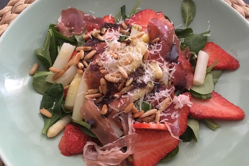 Spargelsalat mit Erdbeeren und Balsamico-Vinaigrette Spargelsalat mit Erdbeeren und Balsamico-Vinaigrette