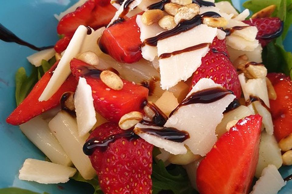 Spargelsalat mit Erdbeeren und Balsamico-Vinaigrette Spargelsalat mit Erdbeeren und Balsamico-Vinaigrette