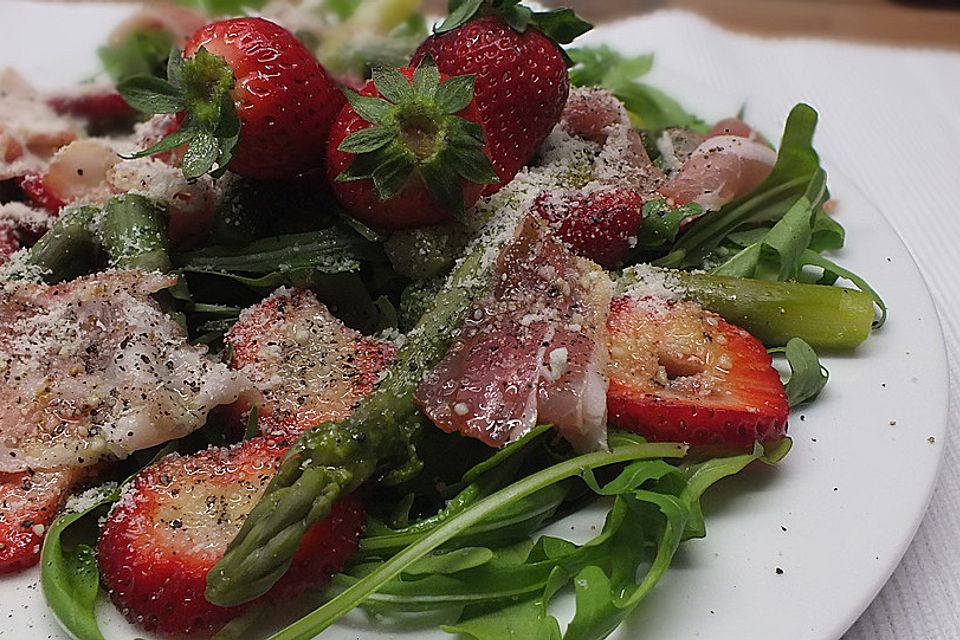 Spargelsalat mit Erdbeeren und Balsamico-Vinaigrette Spargelsalat mit Erdbeeren und Balsamico-Vinaigrette