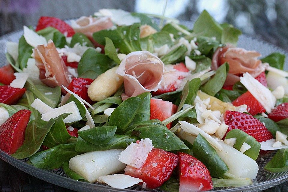 Spargelsalat mit Erdbeeren und Balsamico-Vinaigrette