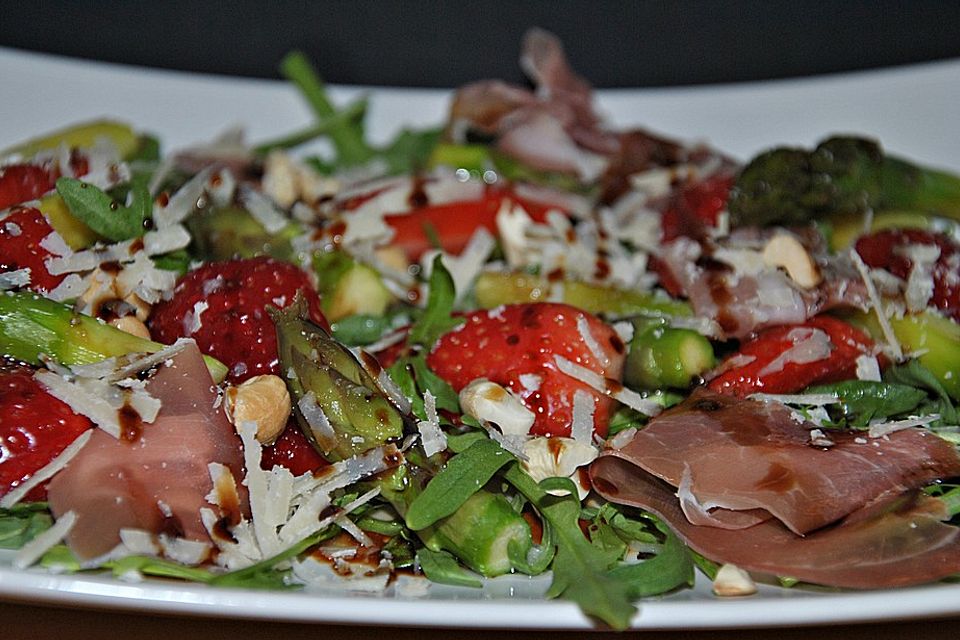 Spargelsalat mit Erdbeeren und Balsamico-Vinaigrette Spargelsalat mit Erdbeeren und Balsamico-Vinaigrette