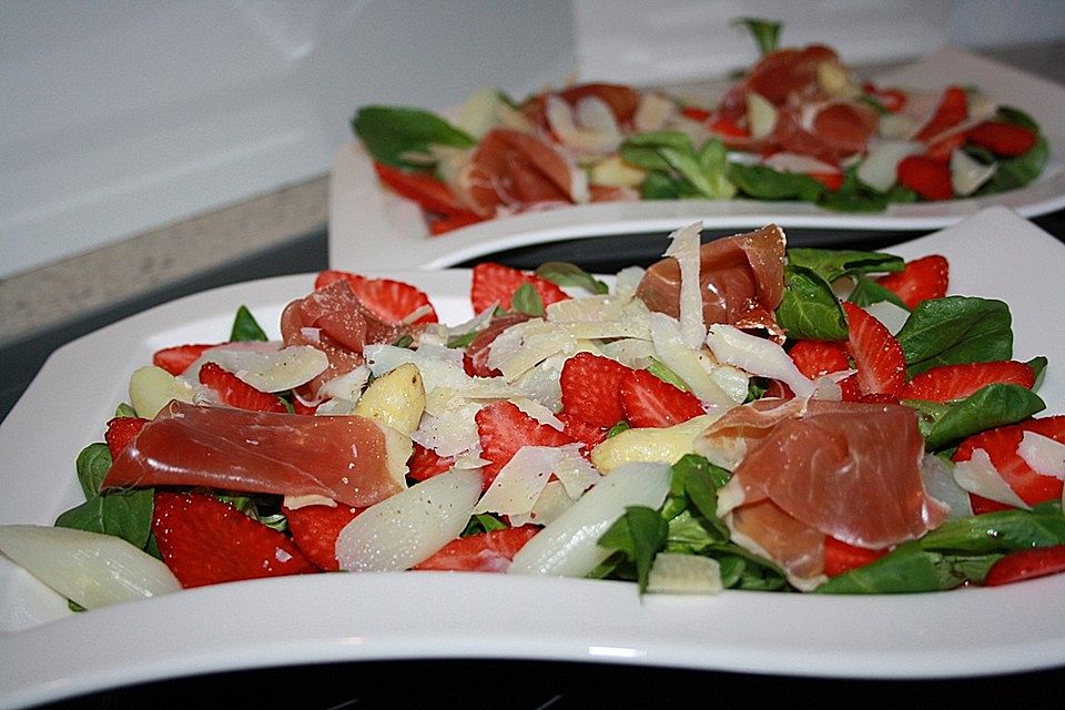 Spargelsalat mit Erdbeeren und Balsamico-Vinaigrette Spargelsalat mit Erdbeeren und Balsamico-Vinaigrette