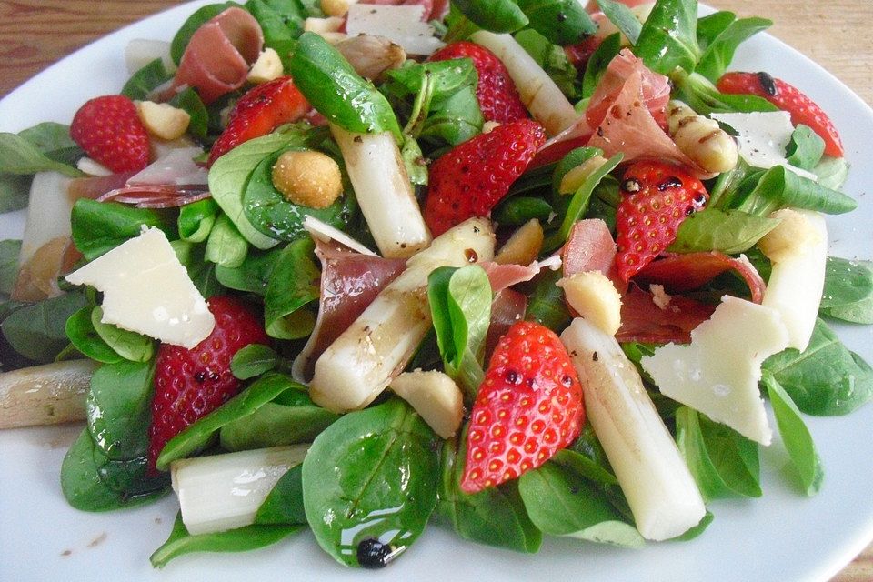 Spargelsalat mit Erdbeeren und Balsamico-Vinaigrette Spargelsalat mit Erdbeeren und Balsamico-Vinaigrette