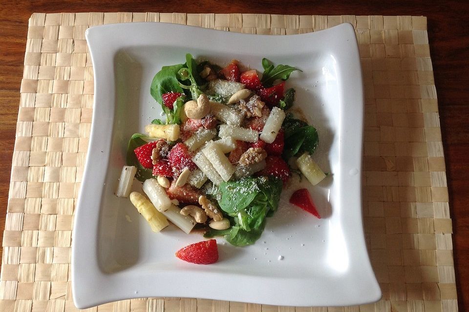 Spargelsalat mit Erdbeeren und Balsamico-Vinaigrette Spargelsalat mit Erdbeeren und Balsamico-Vinaigrette