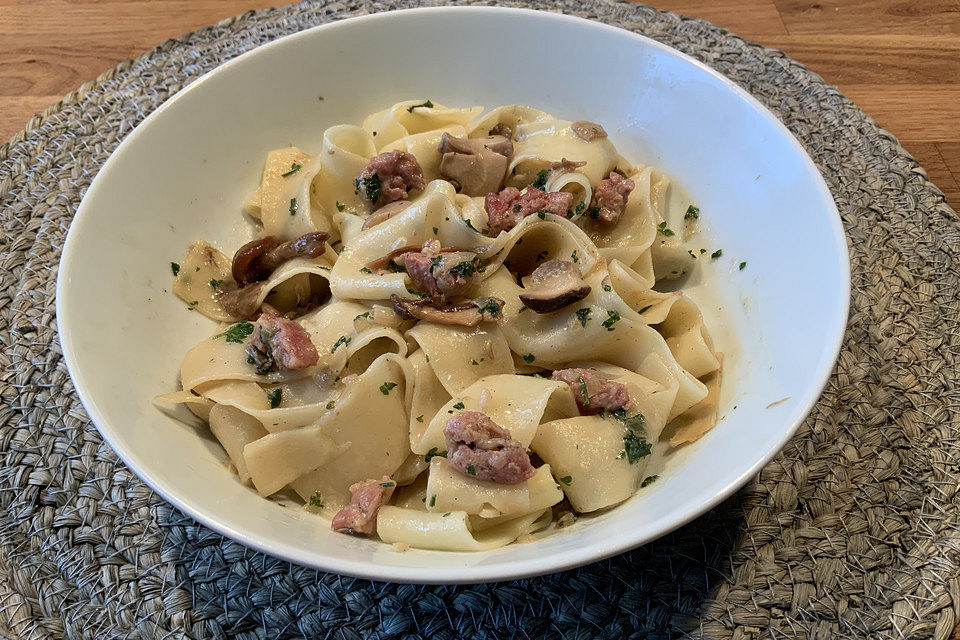 Pappardelle mit Salsiccia und Steinpilzen