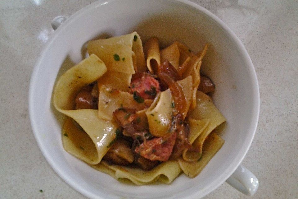 Pappardelle mit Salsiccia und Steinpilzen