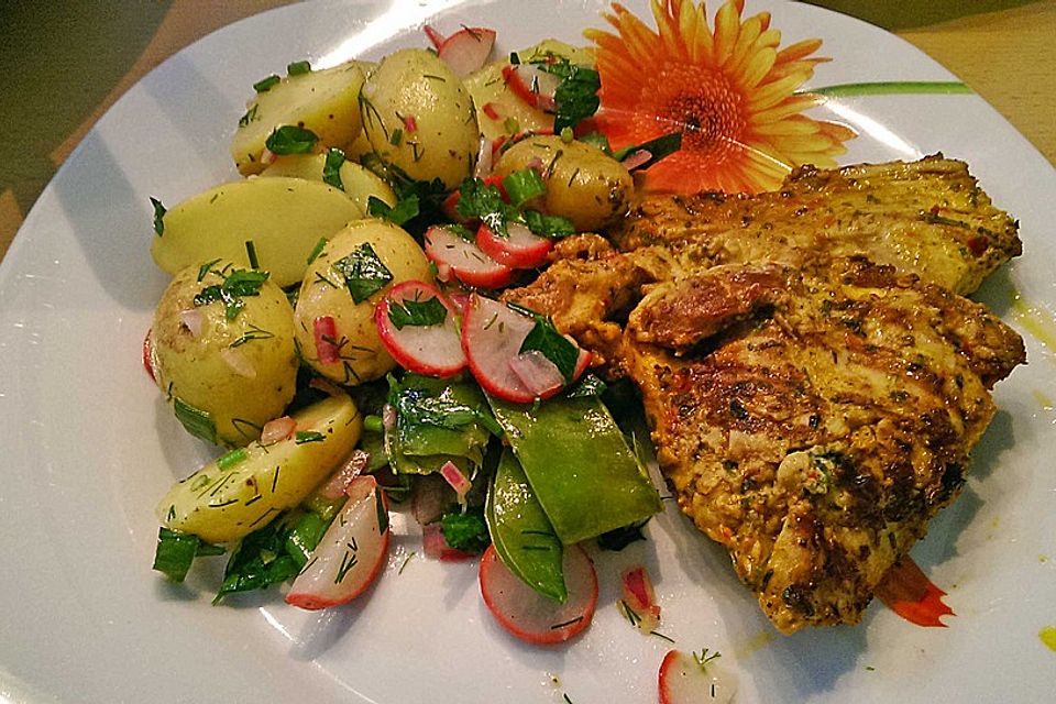 Kartoffelsalat mit frischem Gemüse in Dillvinaigrette