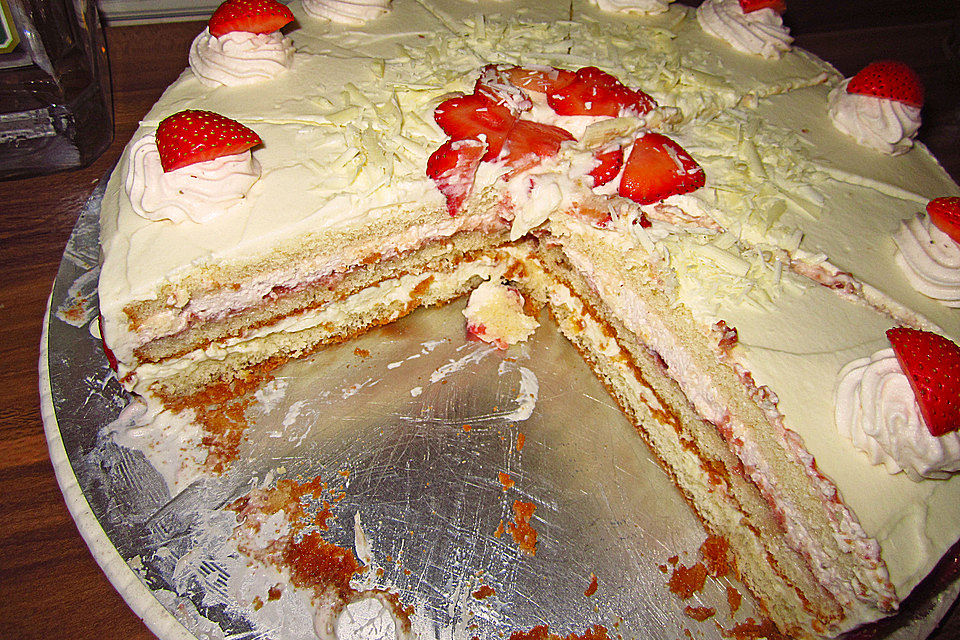 Weiße Schoko-Erdbeer-Torte